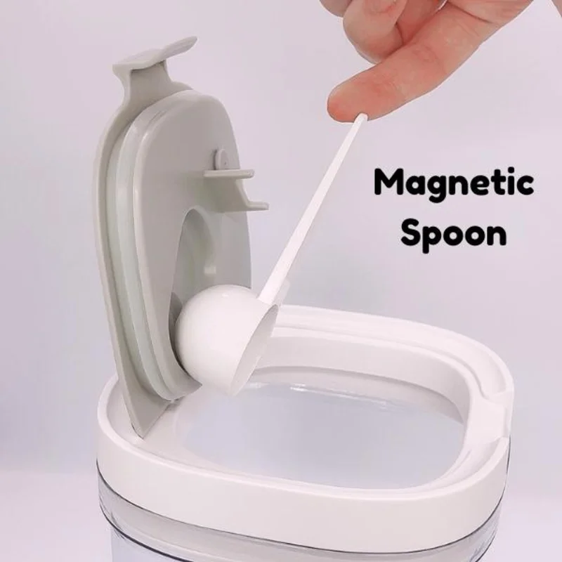 Baby milk powder sealed storage tank, with magnetic suction spoon, three capacities optional, portable snack seasoning tank