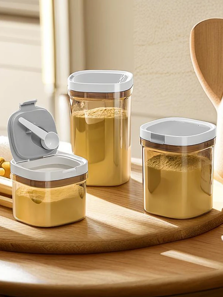 Baby milk powder sealed storage tank, with magnetic suction spoon, three capacities optional, portable snack seasoning tank